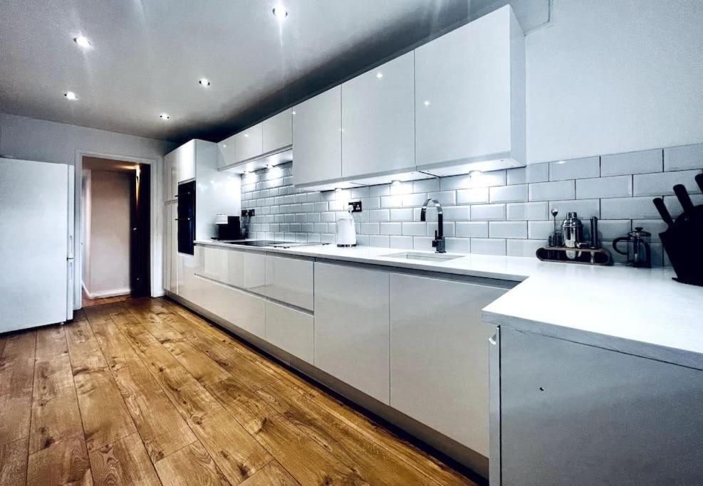 Entire Modern House In Tamworth - 2 Double Beds + Free Parking Villa Eksteriør billede