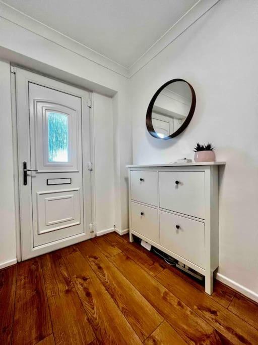 Entire Modern House In Tamworth - 2 Double Beds + Free Parking Villa Eksteriør billede