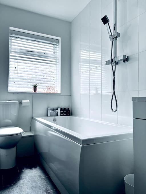 Entire Modern House In Tamworth - 2 Double Beds + Free Parking Villa Eksteriør billede