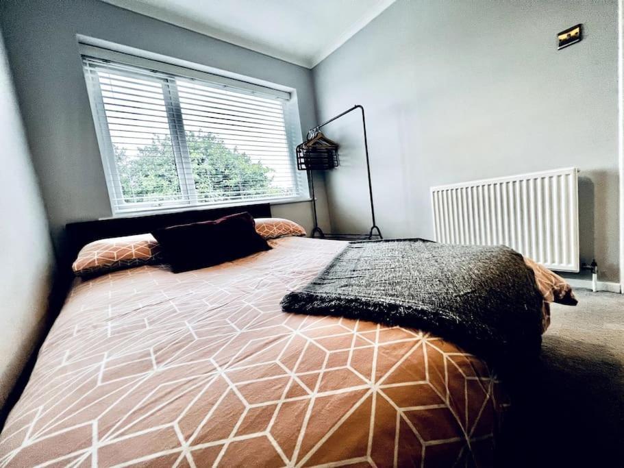 Entire Modern House In Tamworth - 2 Double Beds + Free Parking Villa Eksteriør billede