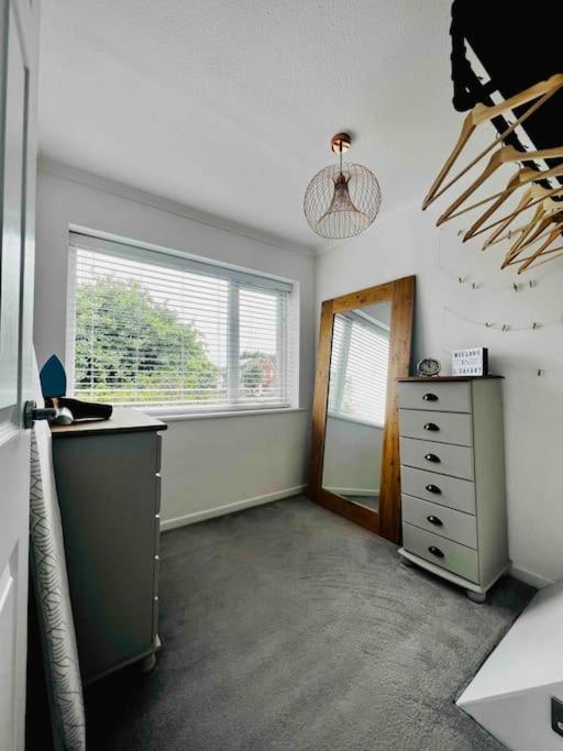 Entire Modern House In Tamworth - 2 Double Beds + Free Parking Villa Eksteriør billede