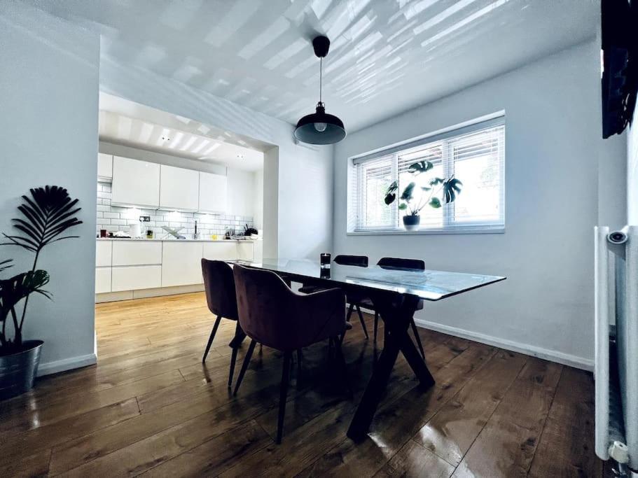 Entire Modern House In Tamworth - 2 Double Beds + Free Parking Villa Eksteriør billede